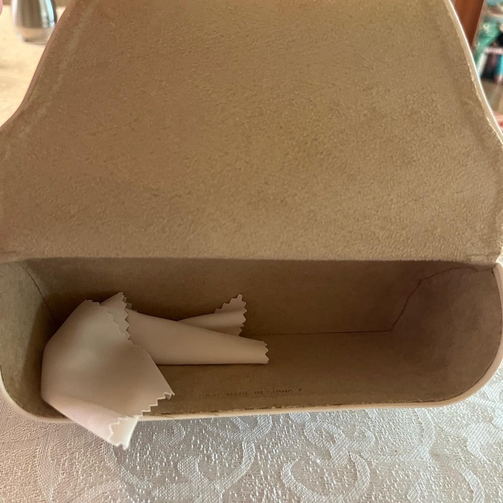 Michael Kors  Sunglasses White Case - Picture 2 of 4